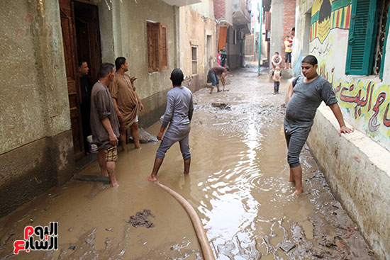 قرى الجيزة تغرق فى مياه الأمطار (12)