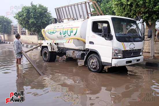 قرى الجيزة تغرق فى مياه الأمطار (21)