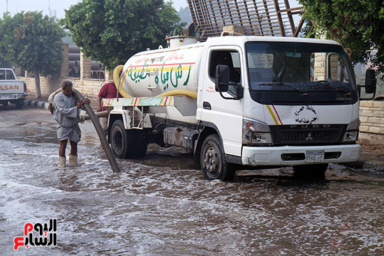 قرى الجيزة تغرق فى مياه الأمطار (23)
