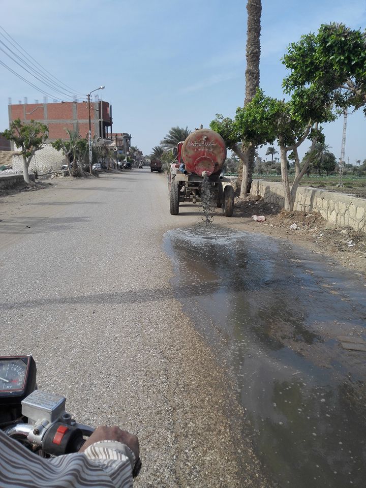 سيارة كسح تلقى مياه المجارى فى الطريق العام (4)