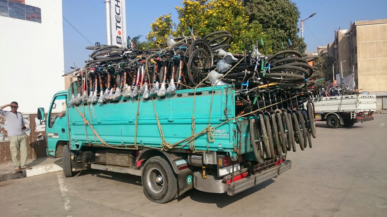 نقل دراجات الماراثون إلى بوابة استاد شبين الكوم