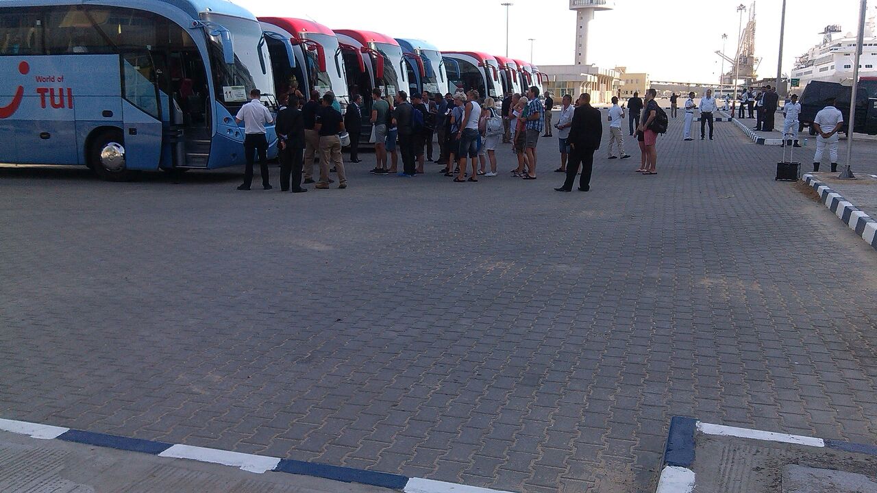 السياح يتوجهون إلى الإتوبيسات لمغادرة ميناء سفاجا 