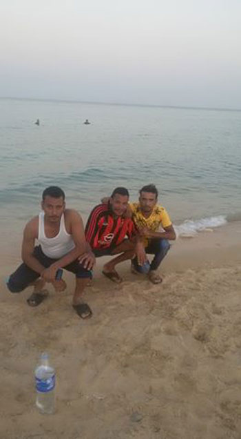 مع أصدقائه أمام البحر
