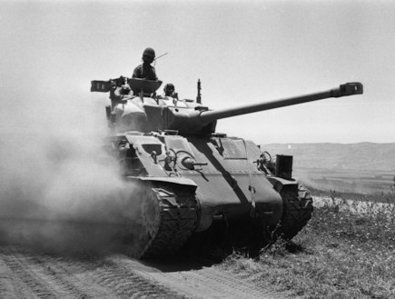 دبابة اسرائيلية فى سيناء فى حرب 56