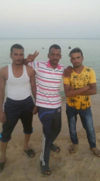  صورة تذكارية مع أصدقائه أمام البحر