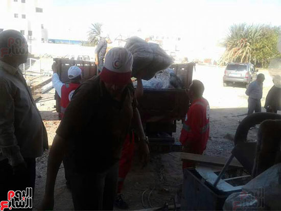 إعانات ومساعدات من أهالى الغردقة لمدينة غارب (3)