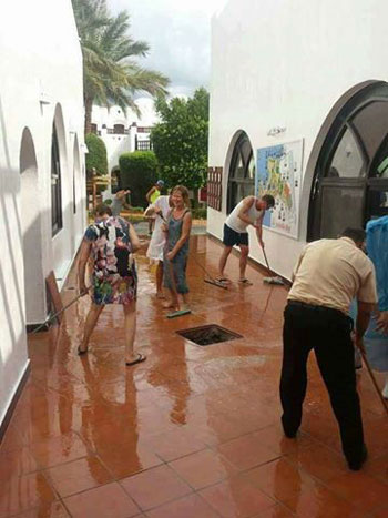 السياح يشاركون فى تنظيف الفندق (1)