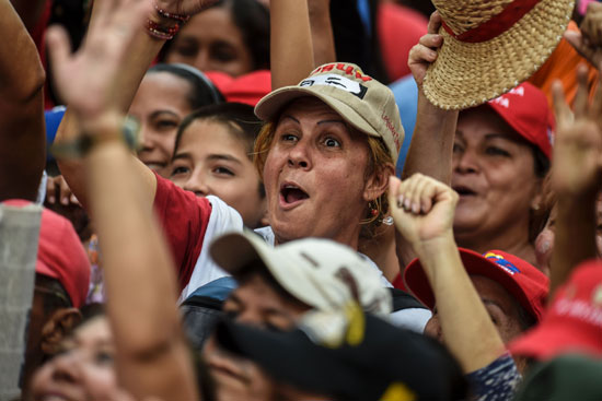 سيدات فنزويلا تشاركن فى المظاهرات المؤيدة للرئيس نيكولاس مادورو
