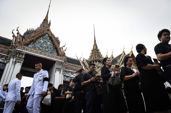 آلاف التايلانديين يحتشدون بمدخل القصر الملكى 