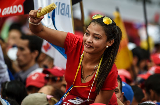  جميلات فنزويلا يشاركن فى تأييد الرئيس نيكولاس مادورو
