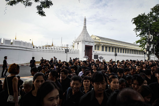التايلانديون يحتشدون بمحيط القصر الملكى للانحناء أمام نعش الملك