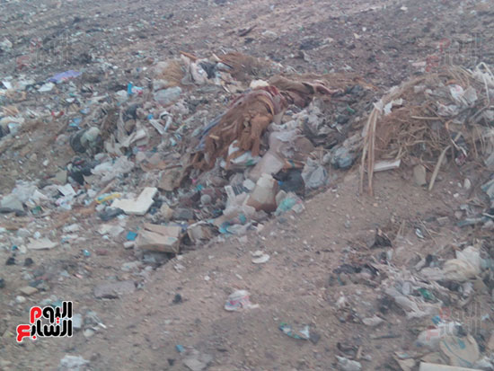 كميات هائلة من القمامة يتم حرقها بالقرب من المناطق السكنية بالخارجة