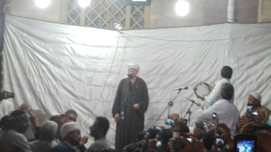ياسين التهامى أمام مسجد الدسوقى