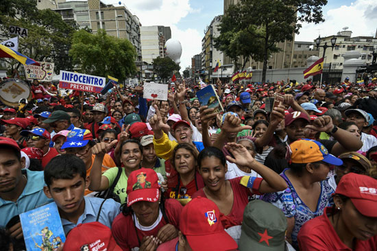 آلاف يشاركون فى مظاهرات مؤيدة للرئيس نيكولاس مادورو