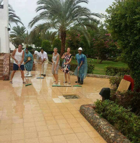 السياح يشاركون فى تنظيف الفندق (3)