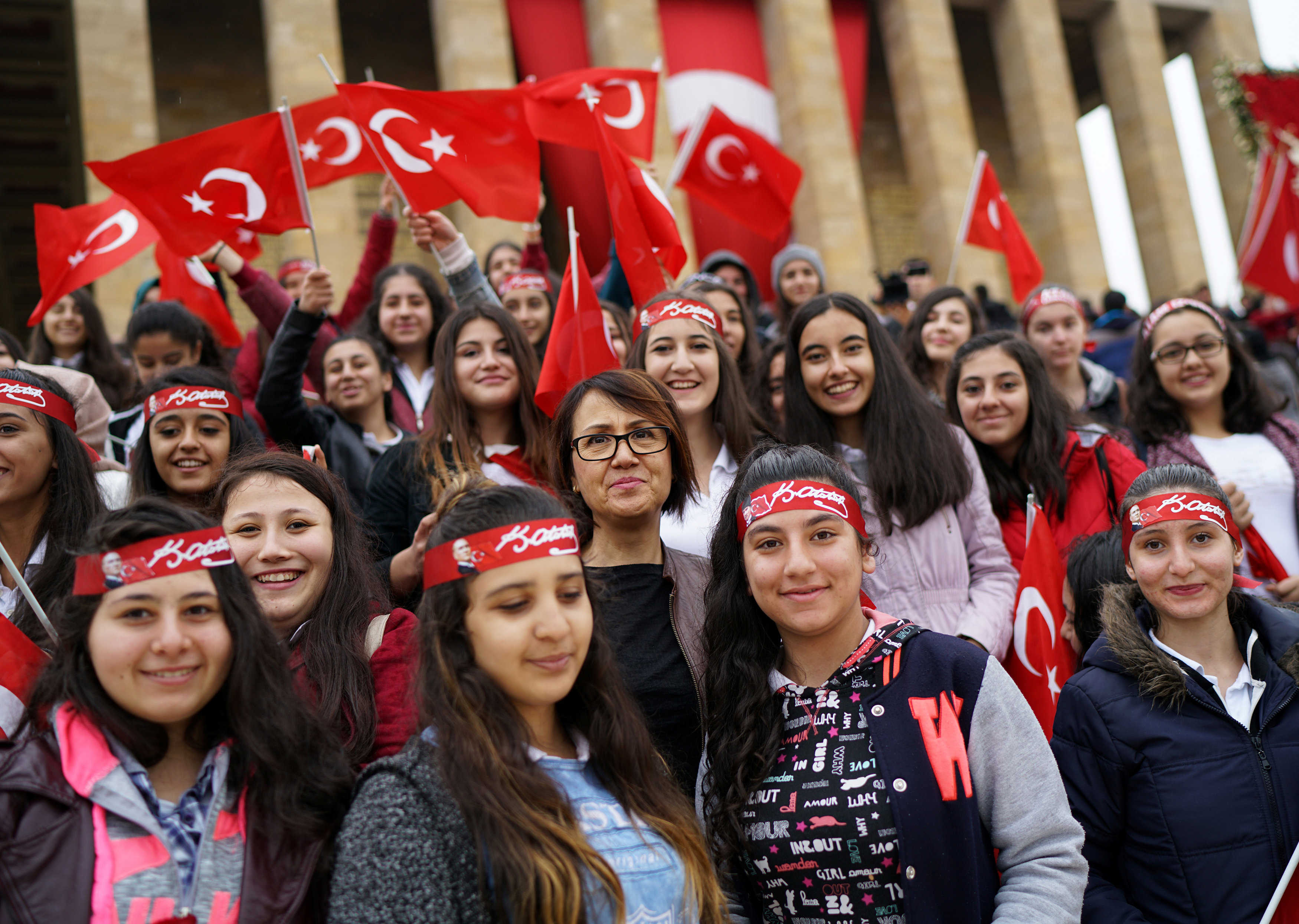 تركيات يحتفلن بالذكرى 93 لإعلان الجمهورية