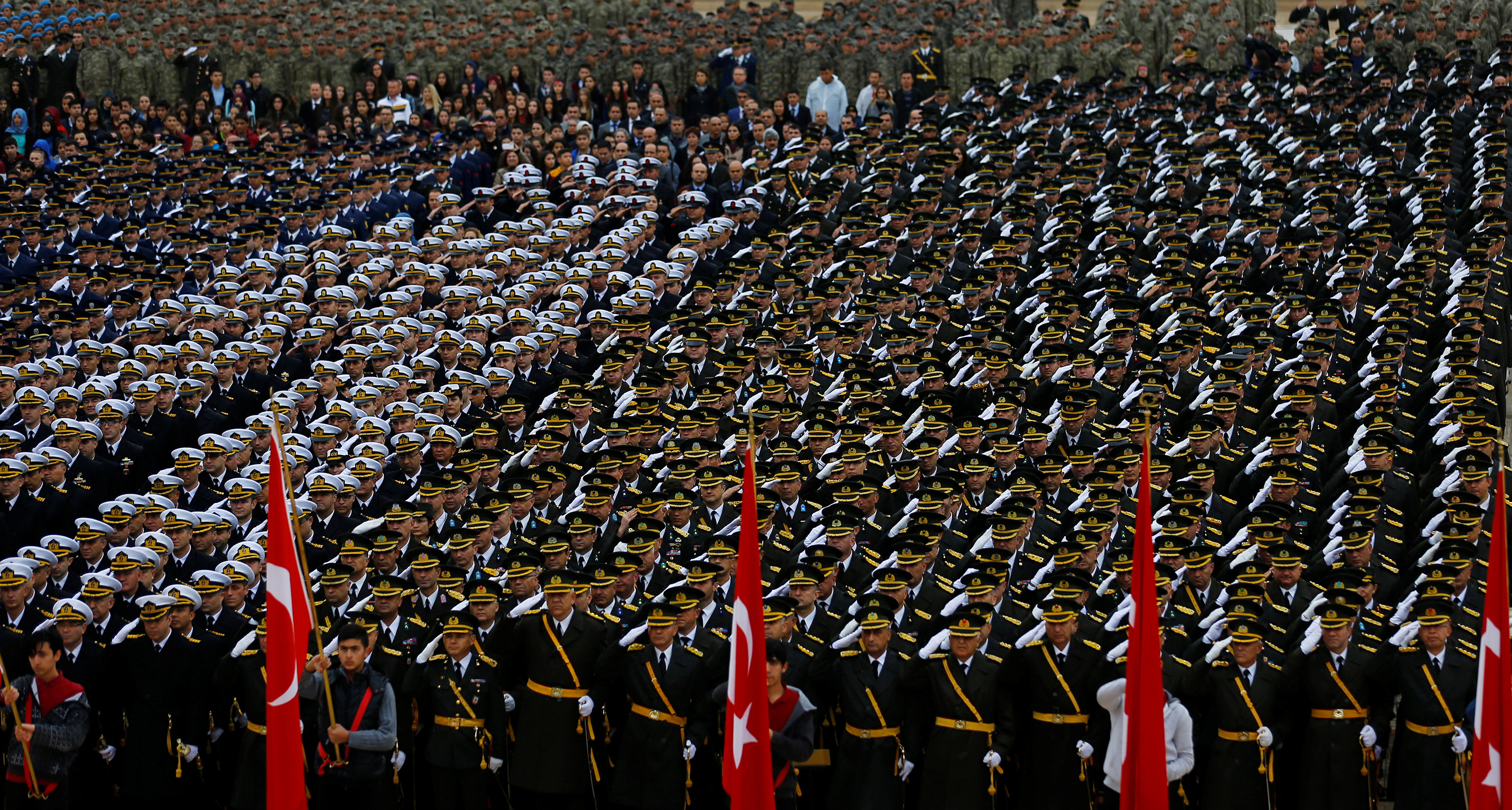 عروض للشرطة التركية خلال الاحتفالات