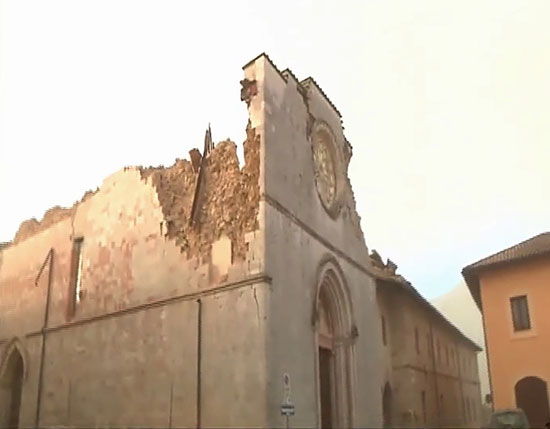 تصدع إحدى المبانى الأثرية بسبب الزلزال