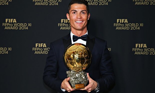 رونالدو يحمل الكرة الذهبية