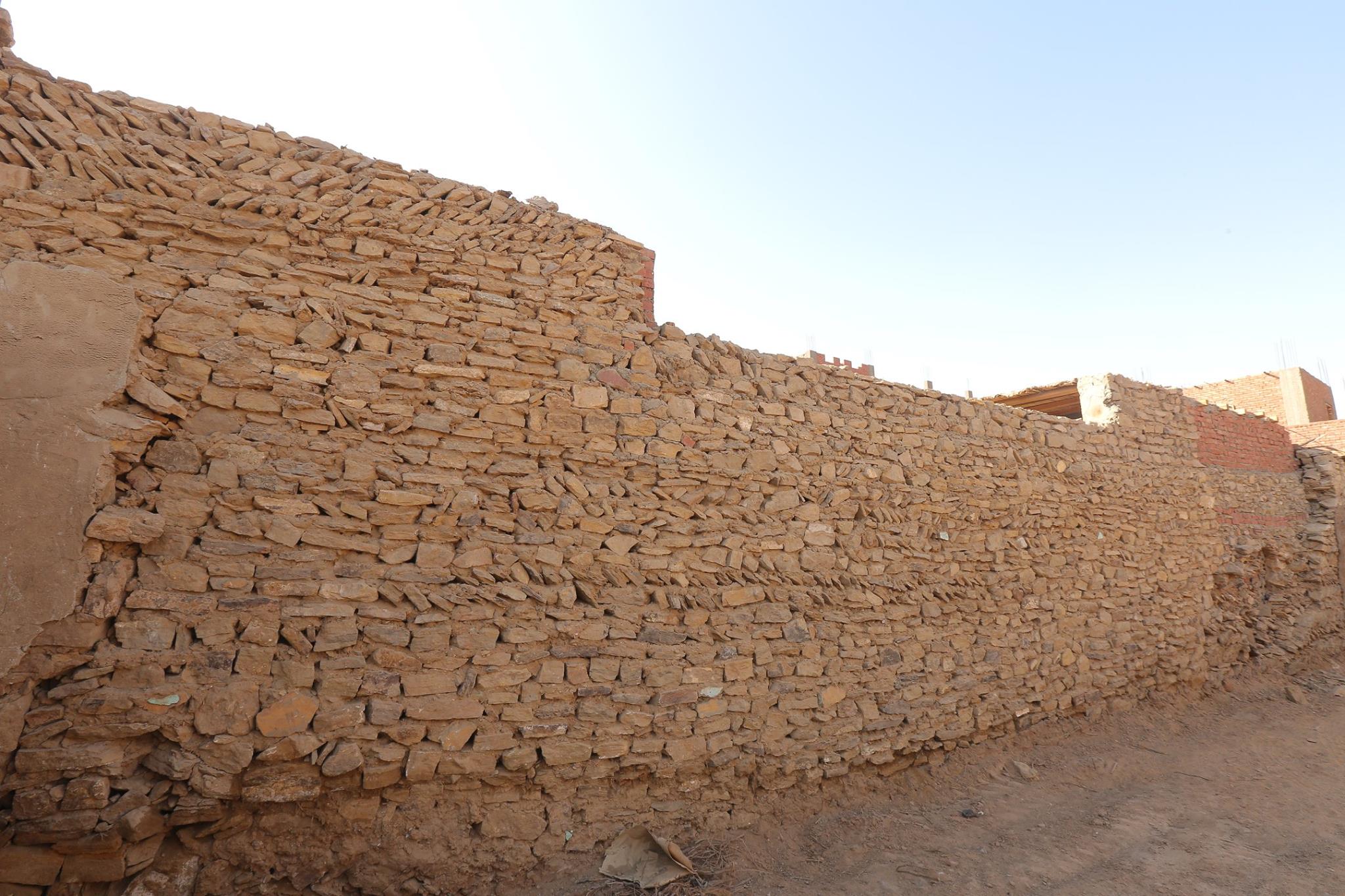 الزيارة الأولى لفريق عمل حديد المصريين لقرية توشكى تمهيدا لإعادة اعمارها (12)