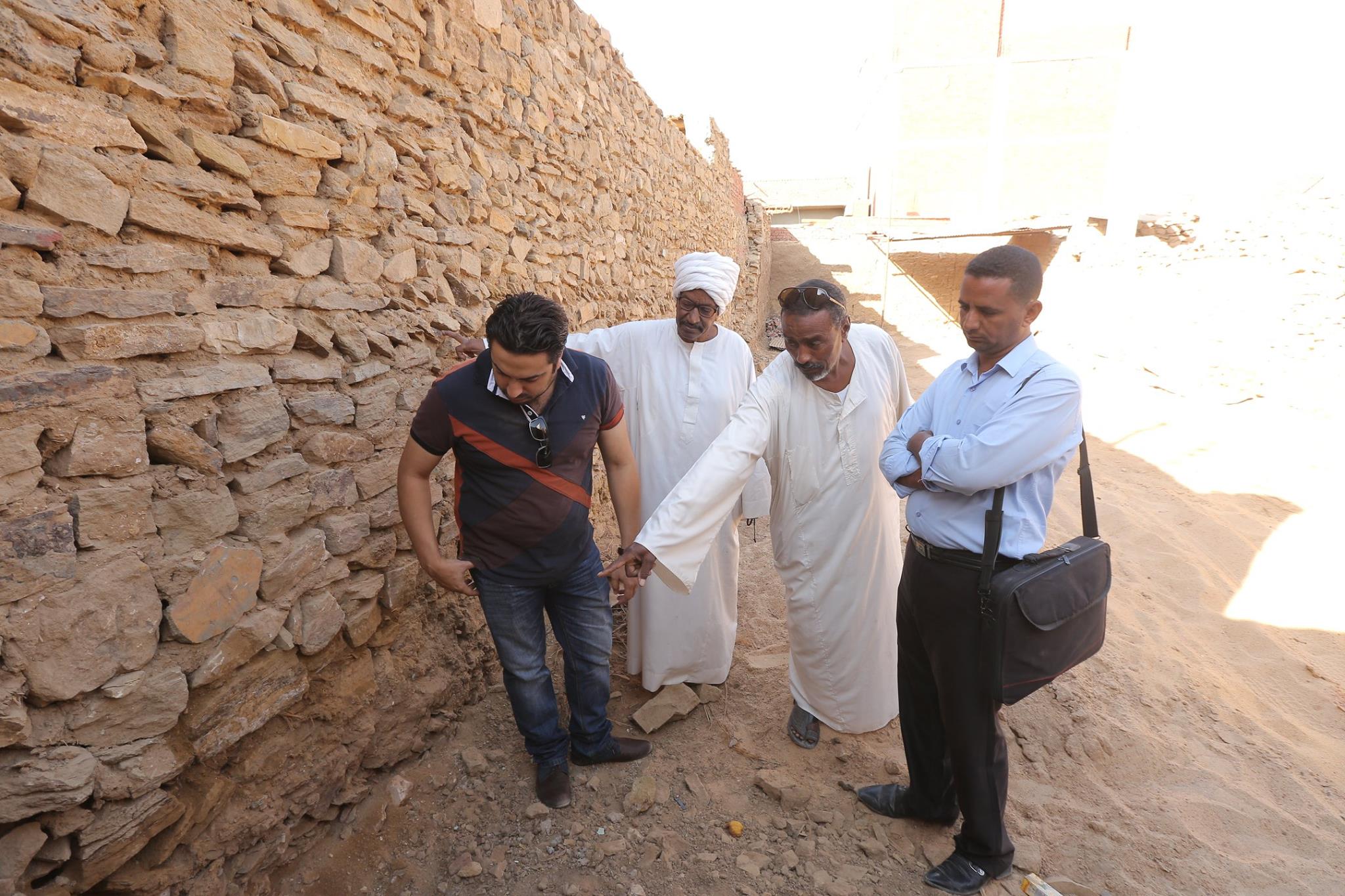 الزيارة الأولى لفريق عمل حديد المصريين لقرية توشكى تمهيدا لإعادة اعمارها (11)