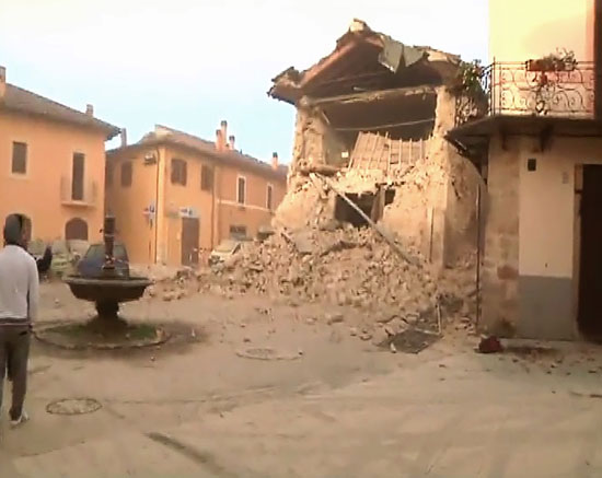 جانب من اثار الزلزال المدمر الذى ضرب ايطاليا