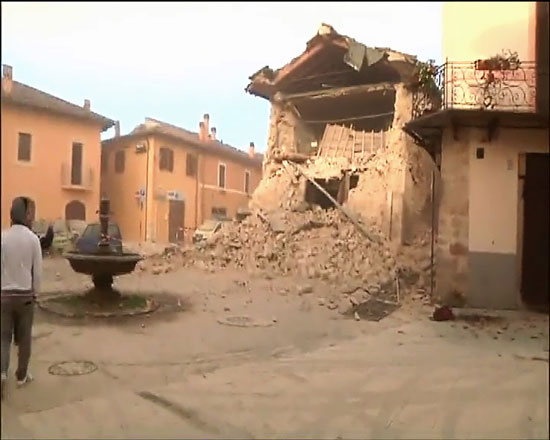  	جانب من اثار الزلزال المدمر الذى ضرب ايطاليا