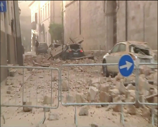  	أثار دمار الزلزال الذى ضرب العاصمة الإيطالية روما والذى بلغت قوته 5.7 بمقياس ريختر 