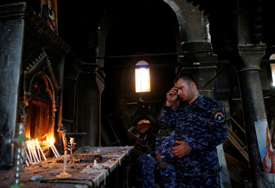 جال الشرطة العراقية يؤدى صلاة بالكنيسة  