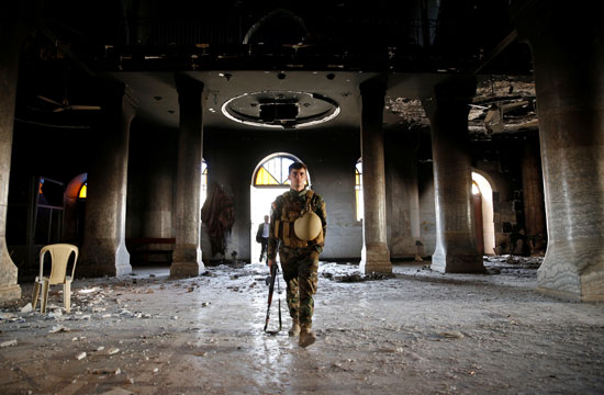 جندى عراقى بالكنيسة 