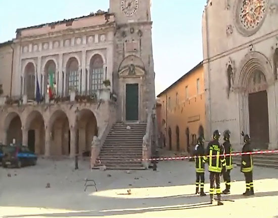رجال من الحماية المدنية الإيطالية يقفون بجوار مبنى اثرى 