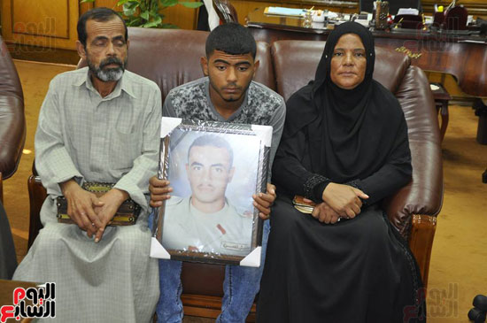 تكريم أسرة الشهيد أحمد عبد الوهاب ضحية أحداث سجن المستقبل