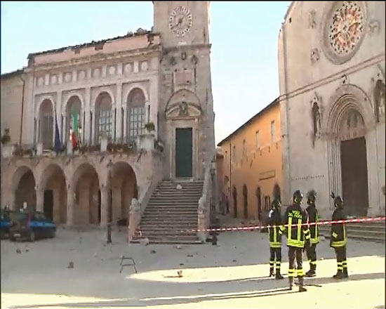  	رجال من الحماية المدنية الإيطالية يقفون بجوار مبنى اثرى 