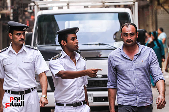  رئيس شرطة المرافق النقيب محمد عبد الحى يتابع ازالة التعديات على شوارع الأزهر