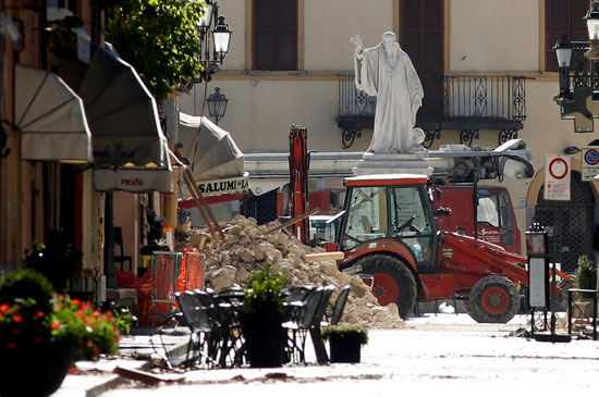  	تصدع أحد الأبنية جراء زلزال روما اليوم 