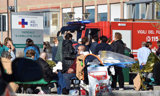 مجموعة من المصابين جراء الزلزال يقفون امام إحدى المستشفيات