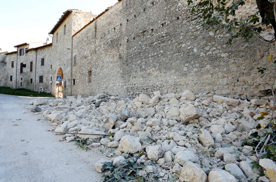  	تصدع أحد الأبنية التاريخية جراء الزلزال المدمر 