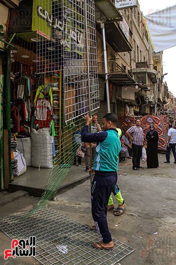  أصحاب المحلات يرفعون التعديات فى شوارع القاهرة