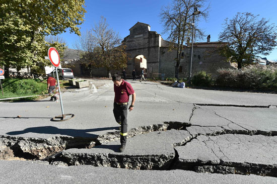 زلزال قوته 7.1 على مقياس ريختر يضرب وسط إيطاليا وانهيار مبان