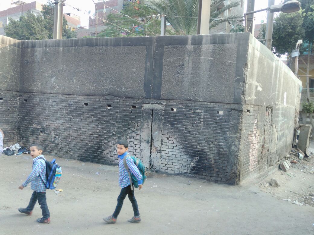 طلبة المدارس أثناء عبور الكوبرى