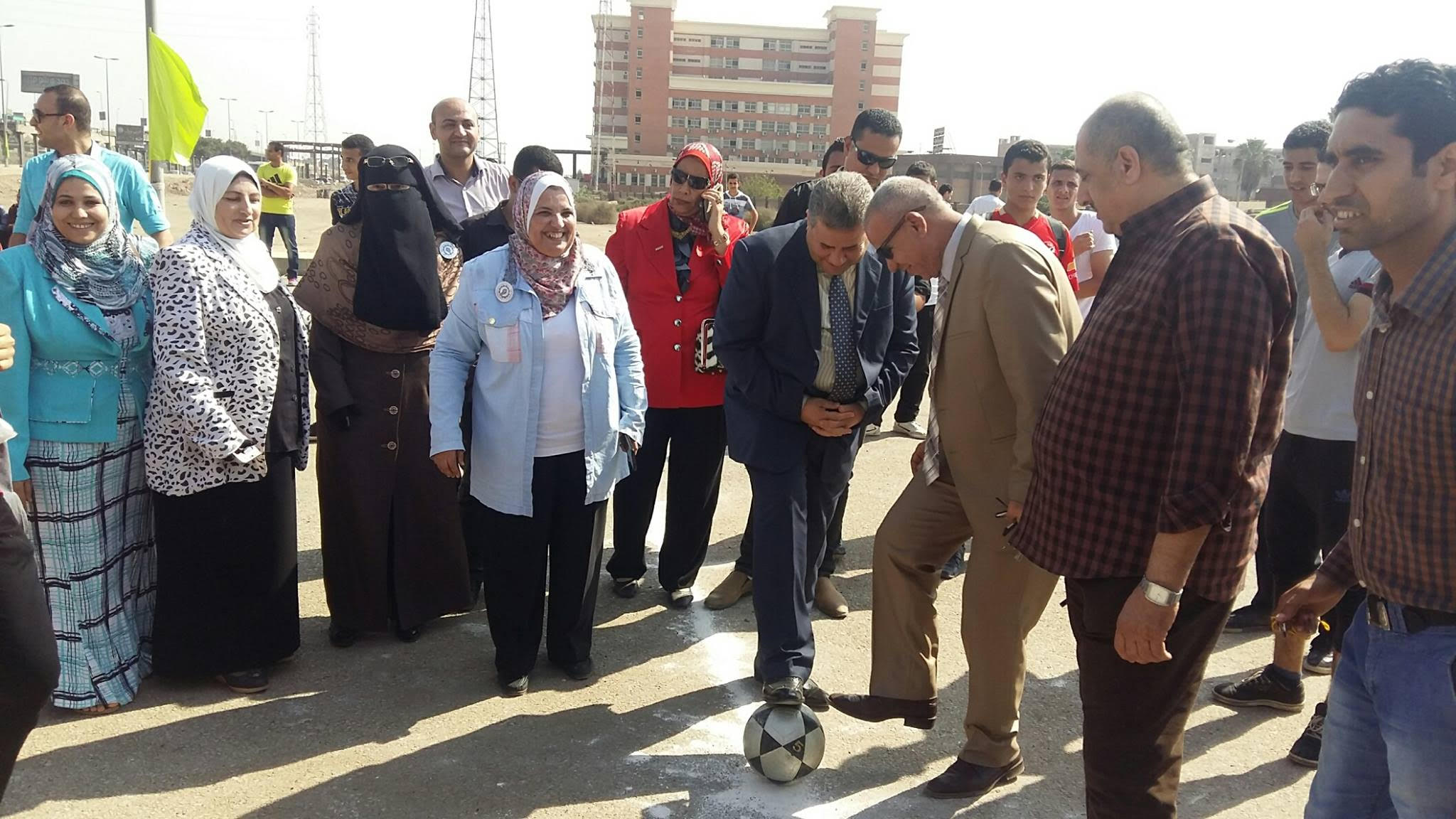 رئيس الجامعة يطلق ضربة البداية بكرة القدم