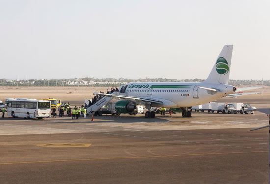 مطار شرم الشيخ يستقبل السياح الألمان بالورود (1)