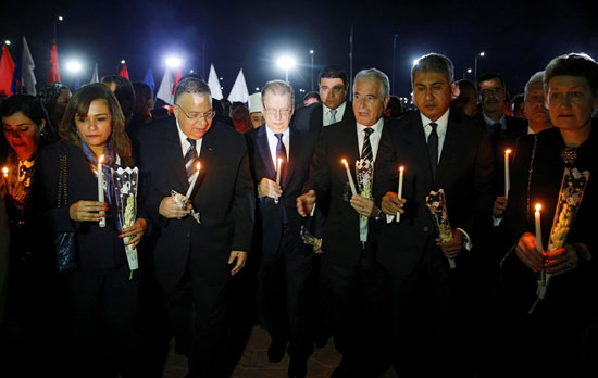 مسيرة بالشموع يتقدمها كل من  وزير الطيران ومحافظ جنوب سيناء والسفير الروسى لدى القاهرة 