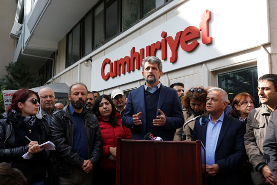 صحيفة جمهورييت التركية المعارضة ترفض "الاستسلام" بعد توقيف رئيس تحريرها