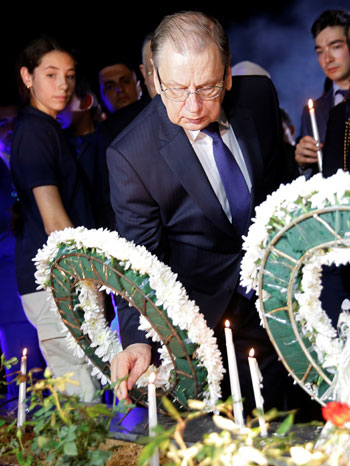 السفير الروسى لدى القاهرة سيرغي كيربتشنكو يضع إكليلا من الزهور على أرواح ضحايا الطائرة