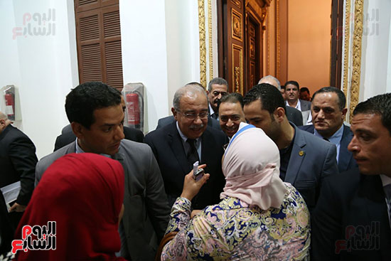 التفاف النواب حول رئيس الوزراء بعد خروجه من القاعة (1)