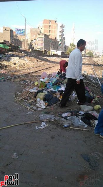 القمامة تعيق المرور على مزلقان أبو عميرة