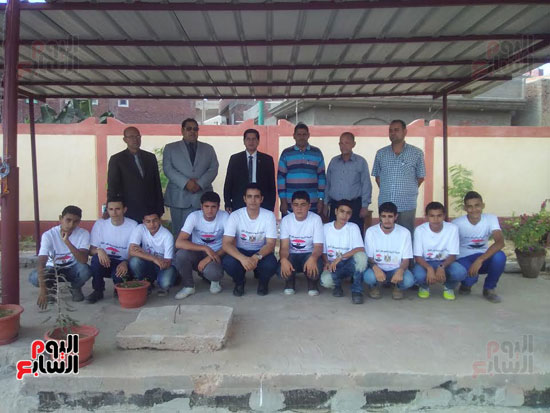 صورة جماعية لبعض المشاركين من الطلاب فى العيد القومى مع كيل وزارة التربية والتعليم