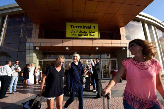 مطار شرم الشيخ يستقبل السياح الألمان بالورود (7)