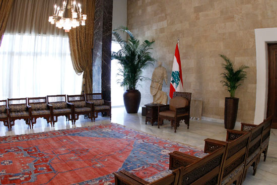 غرفة لقاءات داخل القصر
